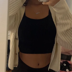 Cardigan - Mycket fin kofta i jättebra skick, storlek S! Går att ha som en vanlig ”tröja” eller tillsammans med ett linne under.