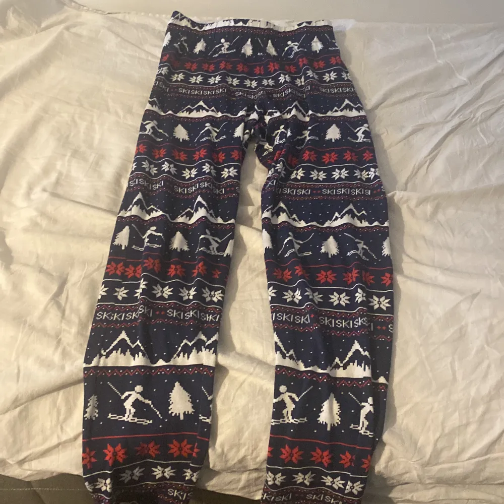 Ett fint pyjamas set från Cubus. Fick i present av mitt ex men var för liten. Tvättad en gång och knappt använd. Passar en S och Xs . Jeans & Byxor.