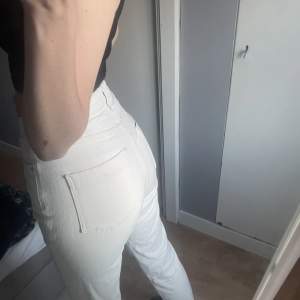 Säljer beiga/vita jeans från Zara med en slits på insidan. Använd ca 3 gånger pågrund av att dom är förstora så fortfarande väldigt fint och bra skick