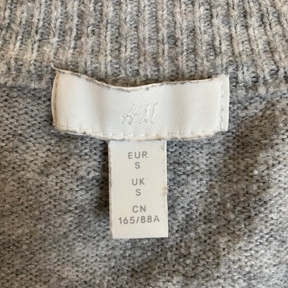 Säljer nu denna jättefina tröja från H&M. Tröjan är väl använd och lite noppig (därav priset). Storlek S. Hör av er vid frågor!💞💞. Tröjor & Koftor.