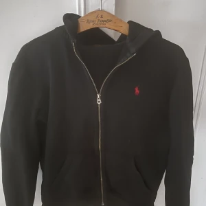 Ralph Lauren - Ralph Lauren tröja i storlek M. Skicket är i 8/10 då den är sparsamt använd. Vid frågor tvivla inte på att höra av dig!  