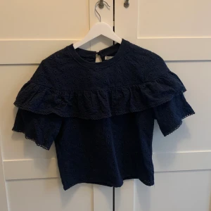 volang topp - Jättefin volangtopp! Storlek L men passar mindre