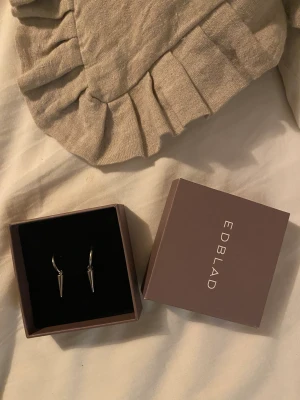 Edblad örhängen  - Säljer två Edblad örhängen Bach fick i present, använda 1 gång 💓☺️köp båda direkt för 300 