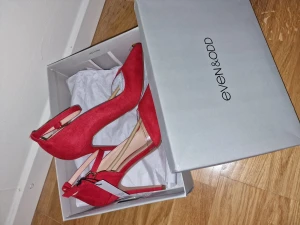 Röda klackskor - Super fina klackskor, aldrig använda då de inte var min storlek. Klacken är ca 11cm lång.