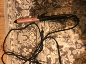 Locktång - Upp till 210 grader. Nästan aldrig använd då jag redan har lockigt hår. Värms upp snabbt. Lockarna blir jätte fina efter