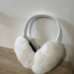 Öronmuffar, vita och svarta - Helt oanvända och nya öronmuffar.  Finns:  Vita Svarta: justeringsbar  Vid köp av båda samfraktas de.  39 kr/st (går att diskuteras) Frakt: 49 kr