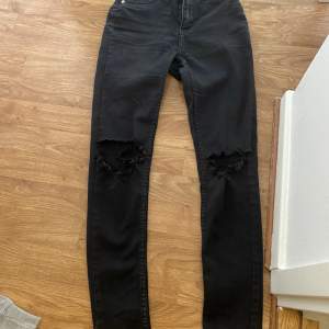 Svarta jeans stl xs pris 35kr