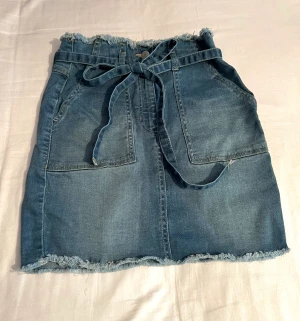 Jeanskjol  - Jeanskjol med jeans ”skärp”. Aldrig använd. Är storlek S men passar mig som är XS också. Säljer då den aldrig kommer till användning!🥰✨