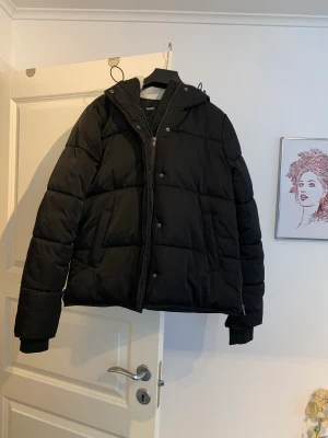 Jacka  - Jacka i mycket bra skick. Säljer då den inte kommer till någon användning.