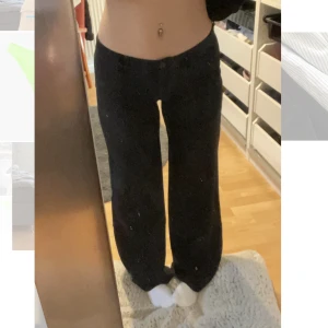 Lågmidjad kostymbyxa - Superfina låga kostymbyxor som är lite breda i benen