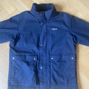 Patagonia Maple Grove Canvas Jacka - Blå (Medium) - Säljer min Maple Grove jacka från Patagonia. Köpte den ny för 3,500kr och säljer den för 1,500kr.  Mer info om jackan kan ni hitta här: https://www.theiconic.com.au/maple-grove-canvas-jacket-1402697.html