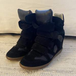 Säljer mina svarta Isabel Marant skor i storlek 38. Köpt begagnat på Vestiarie Collective för 1800kr. Änvänt Max 2 ggr. Hör av dig för mer detaljer och bilder. 