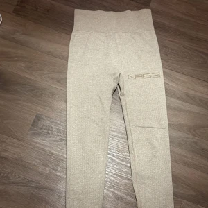 Idrotts byxor  - Dom här köpte jag på Ullared för 150kr. Dom är använda ksk 10gg. Och bra skick , skickat med postnord.