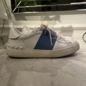 Valentino skor - Säljer mina valentino sneakers då de tyvärr inte kommer till användning. Använda fåtal gånger och i nästan nyskick. Skosnörena är lite smutsiga men man får nya på köpet. Storlek 39. Köpta för ca 6500kr. Färgen är helt slutsåld.🤍 frakt 69kr.