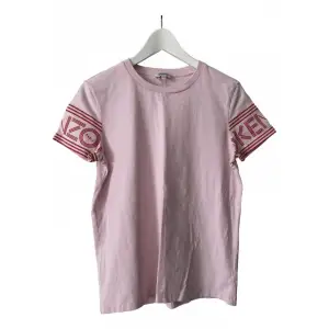 Jättefin kenzo T-shirt, använd typ 3 gngr så jättebra skick! Köpt för ca 1200kr på tara i kungsmässan! Priset kan diskuteras