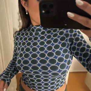 Tight topp med mönster - Skit snygg festlig/vardalig topp som köptes förra året, men användes ej! Fortfarande helt ny! Tog strl M, men eftersom den är strechig så funkar det också som strl S :)