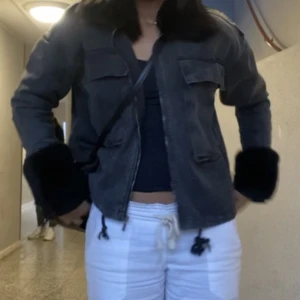 Jeans jacka med fluff  - Denna as trendiga jacka som jag inte längre använder, strl S. Den är  som helt ny utan någon defekt! 