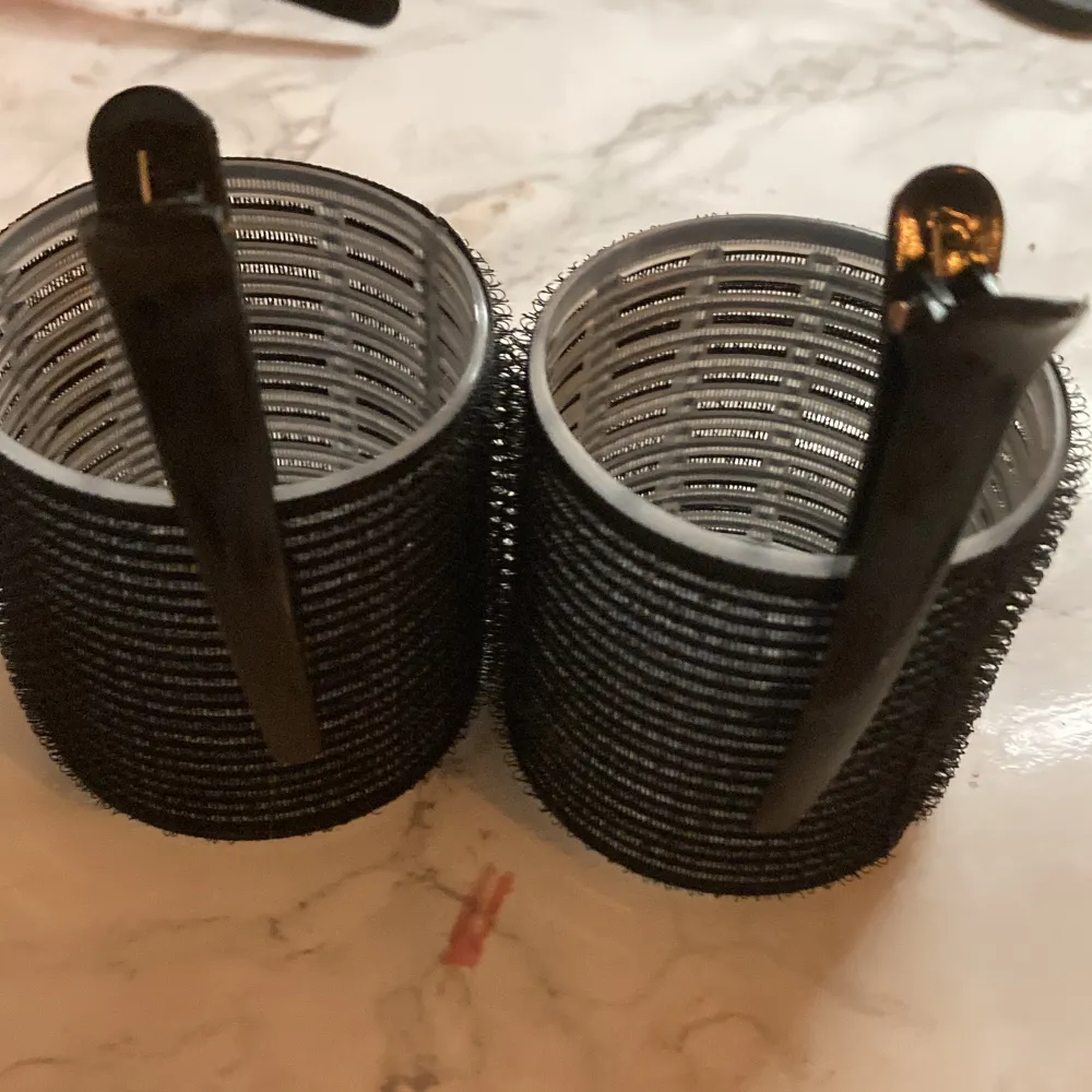 Två hårrullar i svart från H&M . Accessoarer.