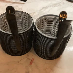 2 Hårrullar  - Två hårrullar i svart från H&M 