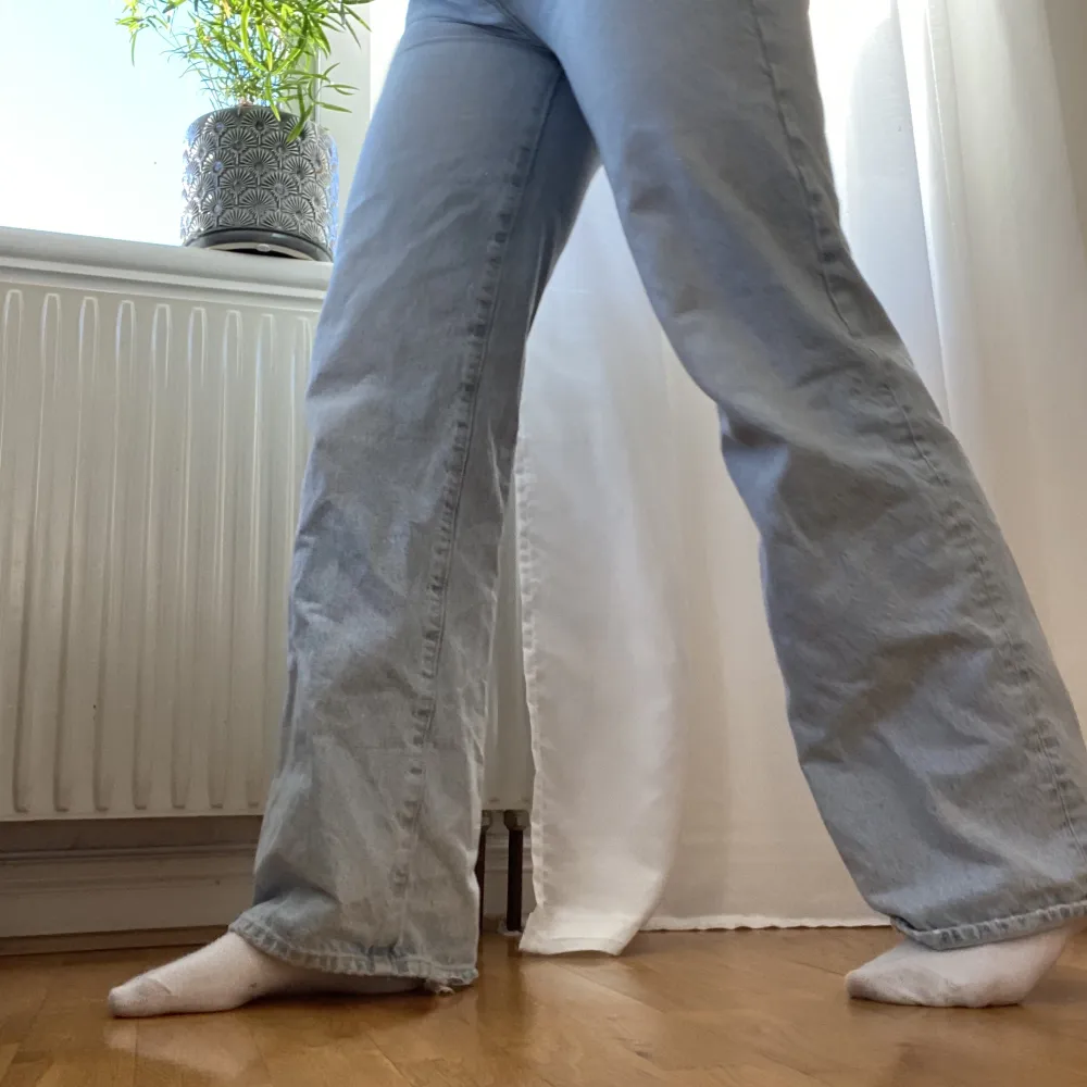 säljer dessa ljusblå högmidjade lager 157 jeansen! jeansen är lite långa på mig (162cm). Storleken på jeansen är XS men passar mig som är S💓. Jeans & Byxor.