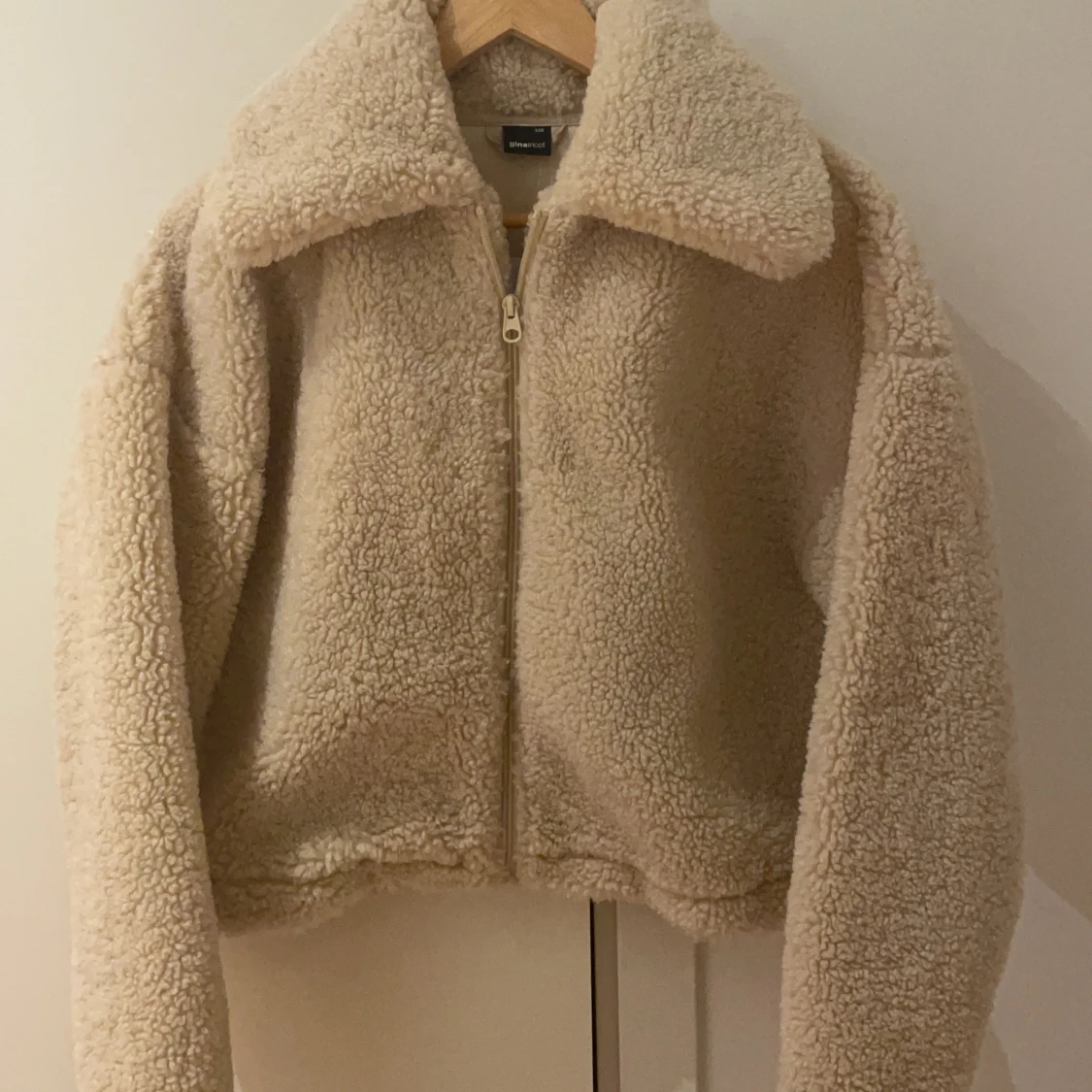 Darla teddy jacket Beige fluff - från Ginatricot