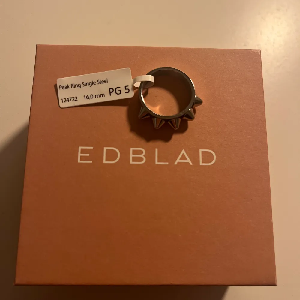 Säljer denna sååå snygga ringen från Edblad. Säljer pga lite för liten. Helt oanvänd med lapp kvar. Storlek xs, 16,0 mm🤗Nypris 350, säljer för 250 då den är helt oanvänd. Pris kan diskuteras vid snabb affär! Tryck inte på köp nu!!. Accessoarer.
