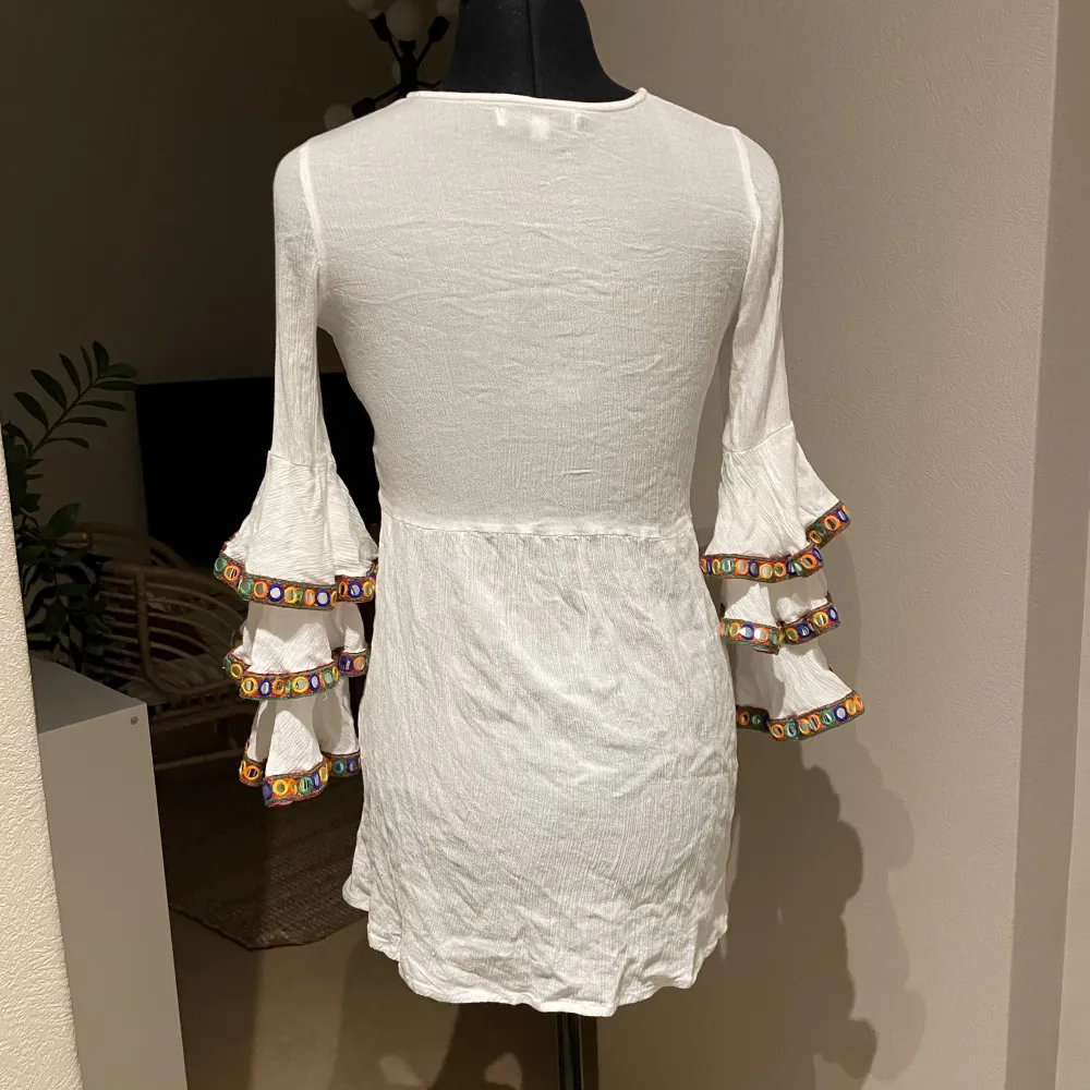 Min favorit klänning behöver en ny ägare. Perfekt till midsommar 💐 Klänningen har inga fel. Likw bra som ny! . Mekot.