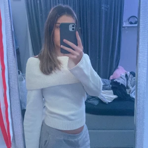 Off shoulder tröja - En jätte ljus beige stickad off shoulder tröja från shein i storlek s. Använt 2 gånger och i jättebra skick. Mjukt material osv!