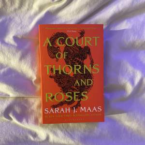 Säljer A Court of Thorns and Roses för 70 kr. Ryggen är lite bruten men är fortfarande rak (kan ses på bild) Om du vill köpa hela serien eller fler av böckerna, hör av dig:) 