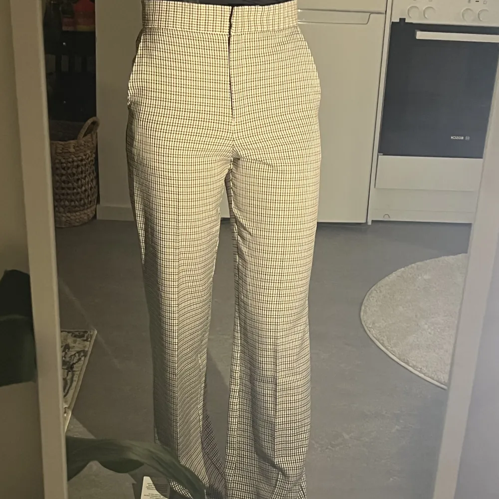 Jättefina rutiga byxor från asos i vitt/brunt/beige/svart. Perfekta för våren! För storleksreferens kolla min profil 🤍🤎🖤. Jeans & Byxor.