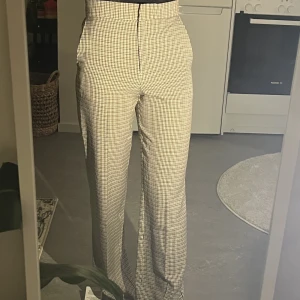 Rutiga byxor - Jättefina rutiga byxor från asos i vitt/brunt/beige/svart. Perfekta för våren! För storleksreferens kolla min profil 🤍🤎🖤