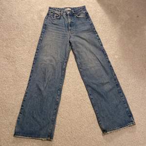 Jätte fina jeans i bra skick från Gina tricot storlek 34