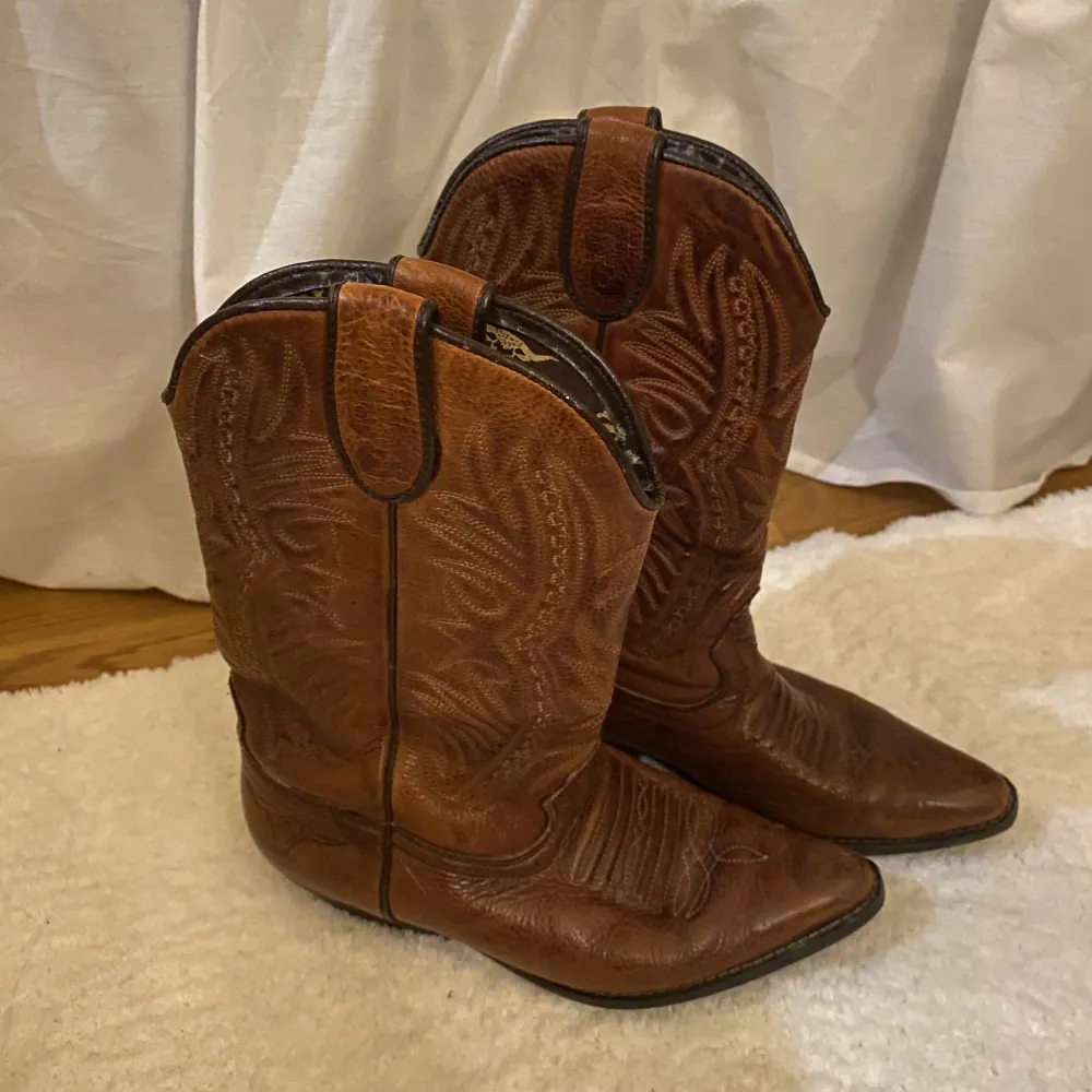 Säljer mina bruna cowboyboots i storlek 37. Dessa är äkta vintage och köpta secondhand men i gott skick! Kan skicka fler bilder vid behov❤️‍🔥 köpare står för frakten . Skor.