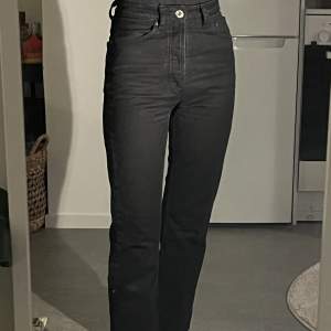 Svarta zara jeans i straight modell med hög midja. Använda ett fåtal gånger men fortfarande väldigt bra skick! För storleksreferens kolla min profil 🤍🖤💙