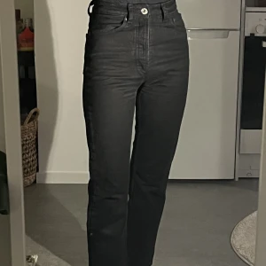 Svarta jeans - Svarta zara jeans i straight modell med hög midja. Använda ett fåtal gånger men fortfarande väldigt bra skick! För storleksreferens kolla min profil 🤍🖤💙