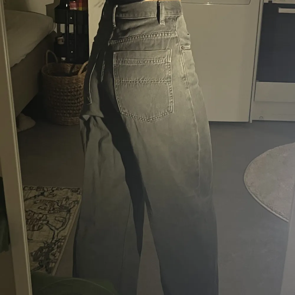Coola gröna jeans i baggy/cargo stil från Asos. I nyskick! För storleksreferens kolla min profil 💚🤎🖤. Farkut & Housut.