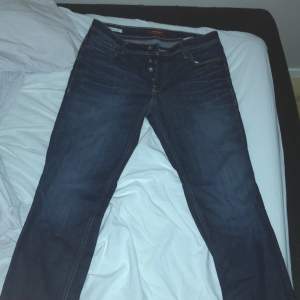Feta jeans i bra skick som jag har växt ut, priset kan diskuteras vid snabb affär