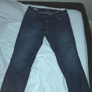 Jeans  - Feta jeans i bra skick som jag har växt ut, priset kan diskuteras vid snabb affär