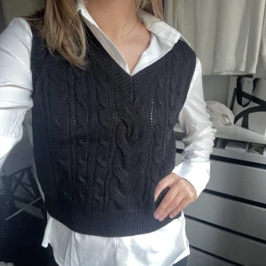 Stickad väst - Helt oanvänd stickad väst då den inte riktigt var min stil!🤍