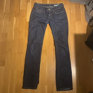 Lågmidjade jeans  - ’Olivia Low-Rise, Straight leg’ jeans från Mavi Jeans Co. Mörkblåa med brun söm. Finns inte att köpa längre. Är bra längd för mig som är 173cm