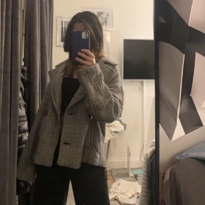 Jacka  - Säljer en superfin jacka från Zara i storlek XS för 200 kr🤍🤍Skriv gärna vid frågor! 