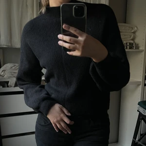 Svart stickad tröja - Svart stickad tröja i one size, skulle själv dömma den som en S-M🫶🏻