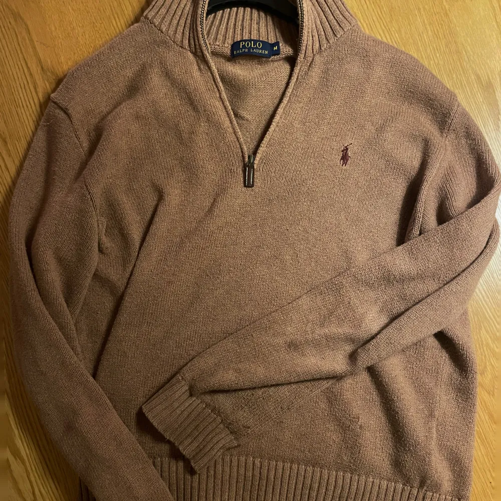 Beige halv zip från Ralph Lauren, relativt använd men inga skador what so ever 😁. Stickat.