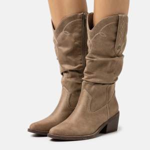 Intressekoll⭐️  Bruna ”cowboy boots” i skinnimitation/ mocca. De är i nyskick och ser därför precis ut som på bilden.  Budgivning vid många intresserade! 