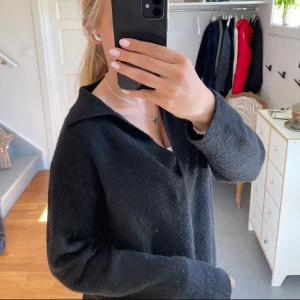 Svart tröja - Svart tröja med krage från HM, med en slits på sidorna. 