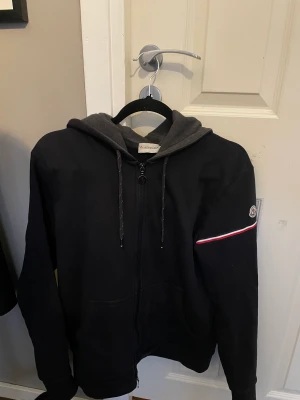 Moncler zipp hoodie  - moncler zipp hoodie, storlek L men passar bra på M också. Pris 1400 Vid snabb affär så kan pris diskuteras 