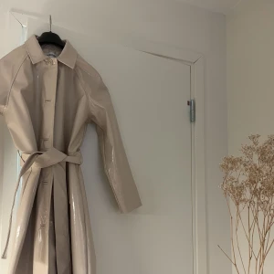 Weekday kappa fakeskinn - En väldigt cool och snygg kappa från Weekday. Tyvärr blivit för cool för mig. Använd ett fåtal gånger. Fakeskinn. Kan hämtas i Hägersten eller mötas upp centralt i Stockholm! 