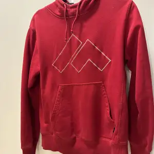 Röd Hoodie, storlek S. Använd fåtal gånger. 100kr frakt ingår 