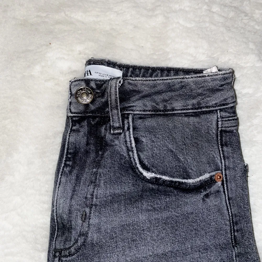 Gråa jeans, ganska raka i modellen med hål på knäna (St 34) #gina. Jeans & Byxor.