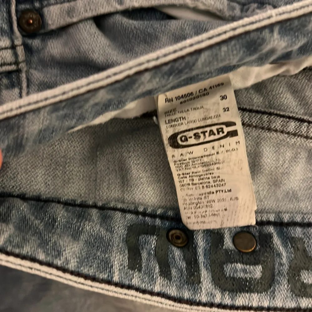 Jeansen är 30 i Size och i length 32. Jeansen är oanvända och är i bra skick.. Jeans & Byxor.